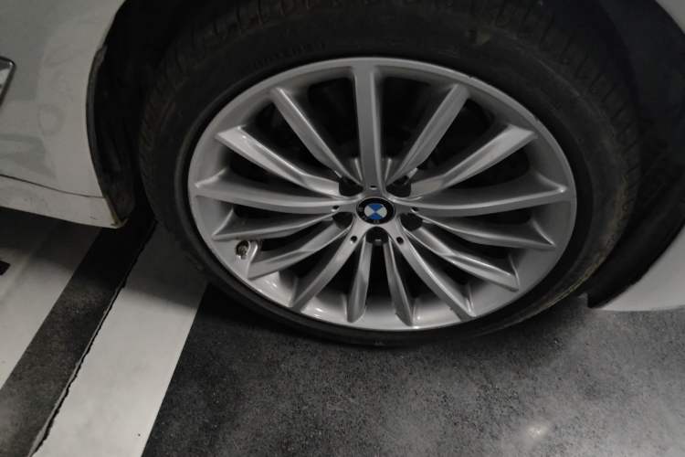 Used BMW 5 Series 2021 530Li Luxury Edition Premium Package Right Front Wheel Hub