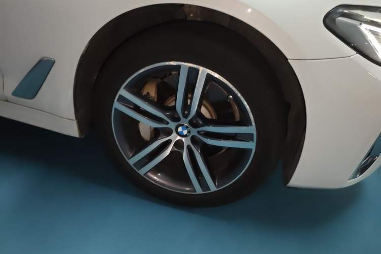 Used BMW 5 Series 2021 530Li Leading Luxury Package Right Front Wheel Hub
