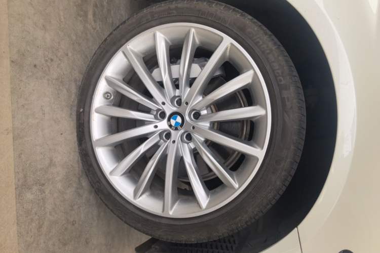 Used BMW 5 Series 2021 530Li Luxury Edition Premium Package Right Front Wheel Hub