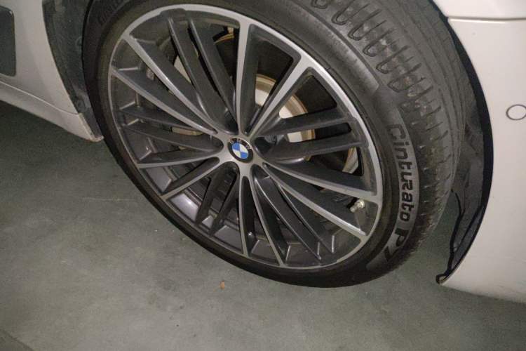 Used BMW 5 Series 2021 530Li Leading Model M Sport Package Right Front Wheel Hub