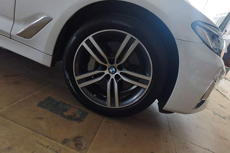 Used BMW 5 Series 2021 Restyled 530Li Leading Edition Luxury Package Right Front Wheel Hub
