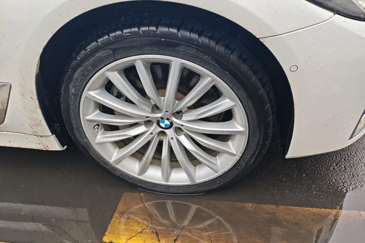 Used BMW 5 Series 2021 530Li Luxury Edition Premium Package Right Front Wheel Hub