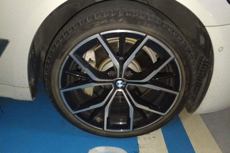 Used BMW 5 Series 2021 Restyled 530Li Luxury Edition M Sport Package Right Front Wheel Hub
