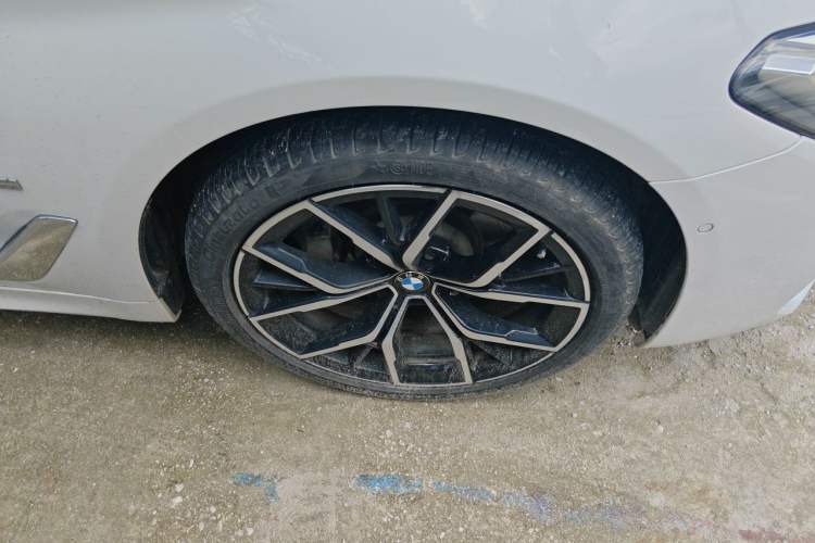 Used BMW 5 Series 2021 Restyled 530Li Luxury Edition M Sport Package Right Front Wheel Hub