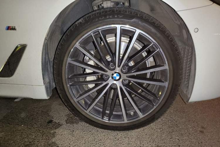 Used BMW 5 Series 2021 Facelifted 530Li Leading Edition M Sport Package Right Front Wheel Hub