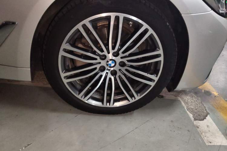 Used BMW 5 Series 2021 525Li Luxury Package Right Front Wheel Hub