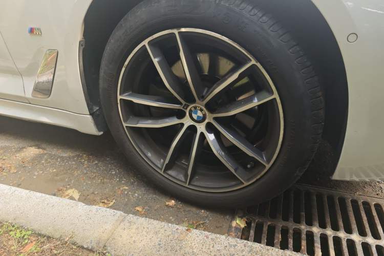 Used BMW 5 Series 2021 Facelifted 525Li M Sport Package Right Front Wheel Hub