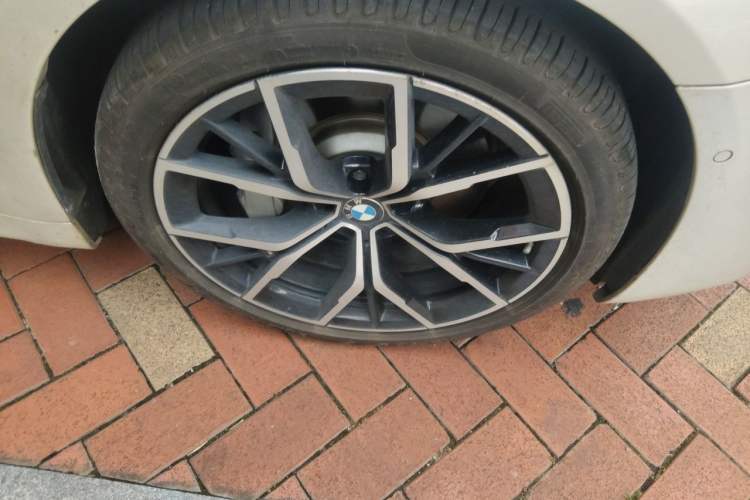 Used BMW 5 Series 2021 530Li Luxury Edition M Sport Package Right Front Wheel Hub