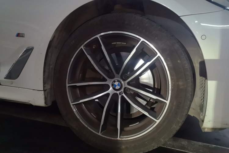 Used BMW 5 Series 2021 525Li M Sport Package Right Front Wheel Hub