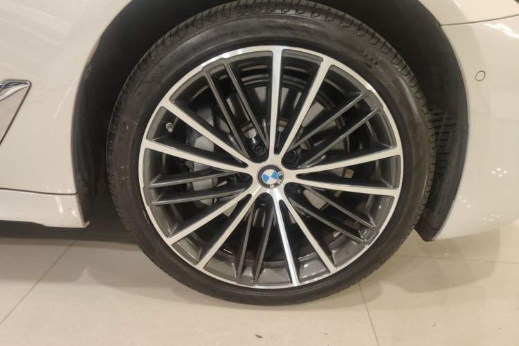 Used BMW 5 Series 2021 530Li Leading Model M Sport Package Right Front Wheel Hub