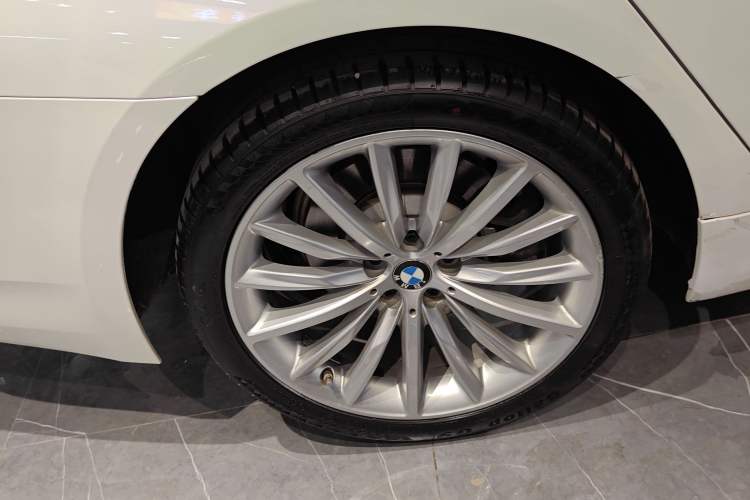 Used BMW 5 Series 2021 530Li Luxury Edition Premium Package Right Rear Wheel Hub