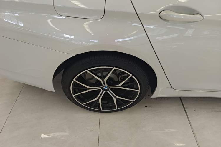 Used BMW 5 Series 2021 530Li Luxury Edition Premium Package Right Rear Wheel Hub
