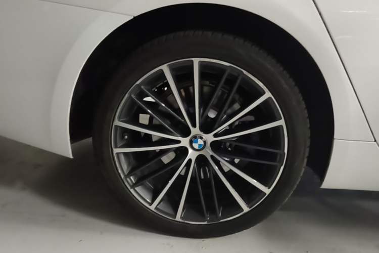 Used BMW 5 Series 2021 530Li Leading Model M Sport Package Right Rear Wheel Hub