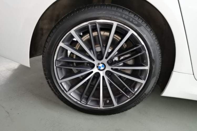 Used BMW 5 Series 2021 530Li Leading Model M Sport Package Right Rear Wheel Hub