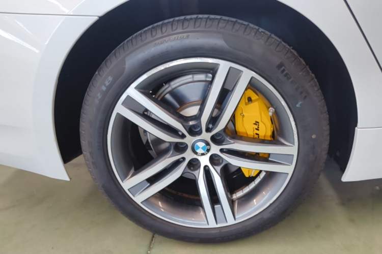 Used BMW 5 Series 2021 530Li Leading Luxury Package Right Rear Wheel Hub