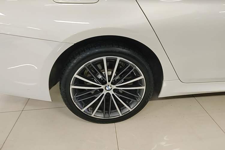 Used BMW 5 Series 2021 Facelifted 530Li Leading Edition M Sport Package Right Rear Wheel Hub