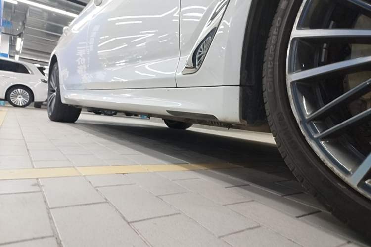 Used BMW 5 Series 2021 530Li Leading Model M Sport Package Right Side Sill