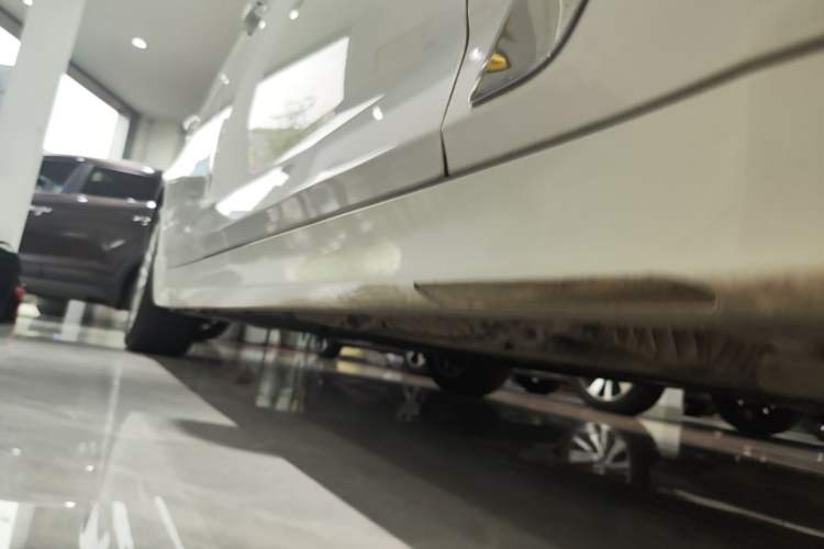 Used BMW 5 Series 2021 525Li Luxury Package Right Side Sill
