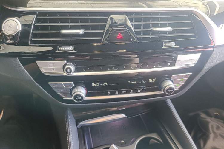 Used BMW 5 Series 2022 Second Facelift 525Li M Sport Package Audio And AC Panel