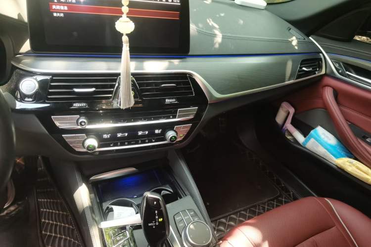 Used BMW 5 Series 2022 Restyled 530Li Leading Edition M Sport Package Audio And AC Panel