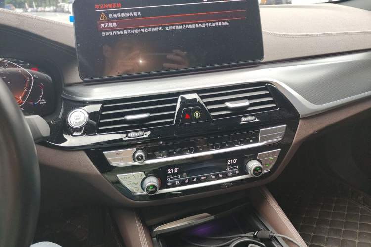 Used BMW 5 Series 2022 Facelifted Version 3 530Li Executive M Sport Package Audio And AC Panel