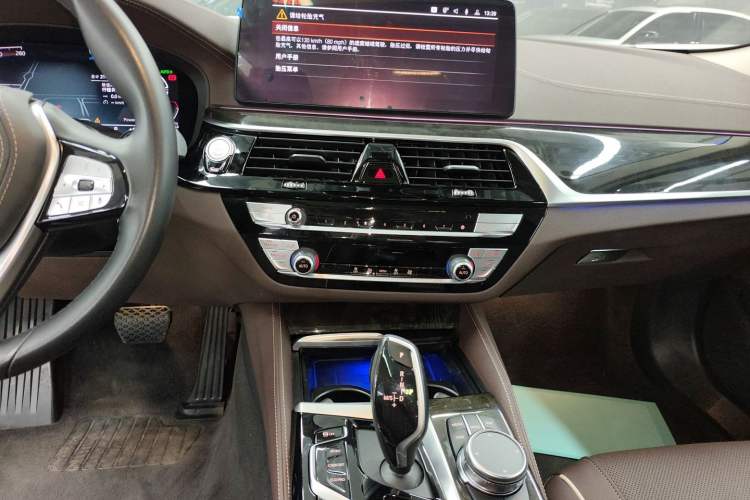 Used BMW 5 Series 2022 Second Facelift 525Li Luxury Package Audio And AC Panel