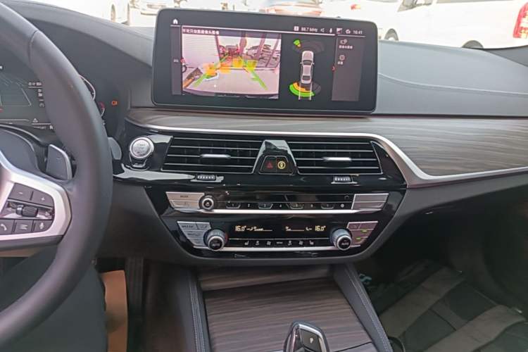 Used BMW 5 Series 2022 Restyled 530Li Leading Edition M Sport Package Audio And AC Panel