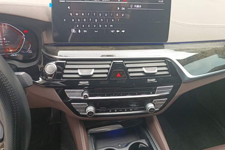 Used BMW 5 Series 2022 Second Facelift 525Li M Sport Package Audio And AC Panel