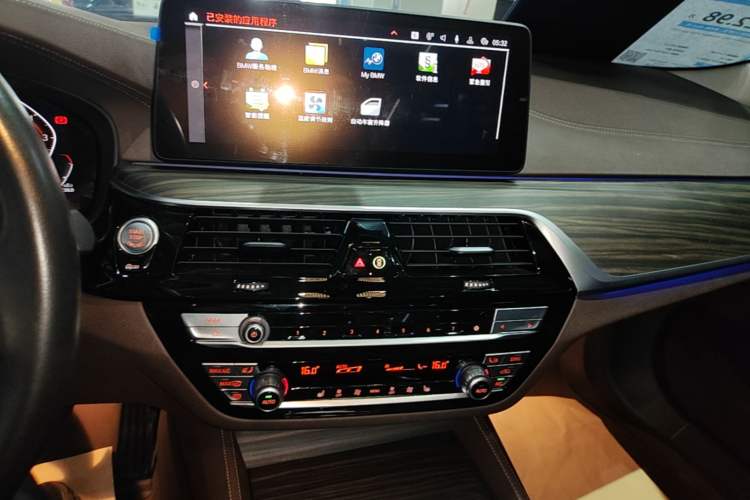 Used BMW 5 Series 2022 Second Facelift 530Li Leading Edition Luxury Package Audio And AC Panel
