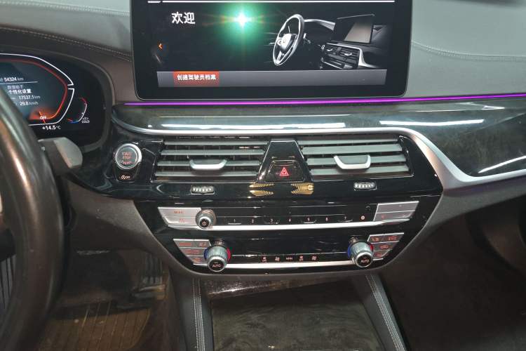 Used BMW 5 Series 2022 Second Facelift 525Li M Sport Package Audio And AC Panel