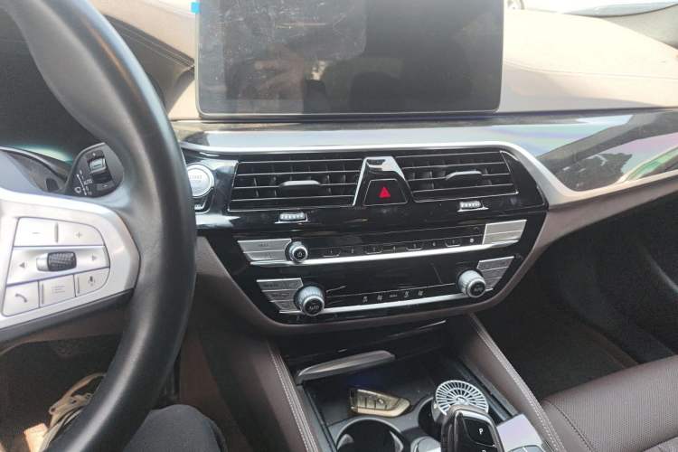 Used BMW 5 Series 2022 Second Facelift 525Li M Sport Package Audio And AC Panel