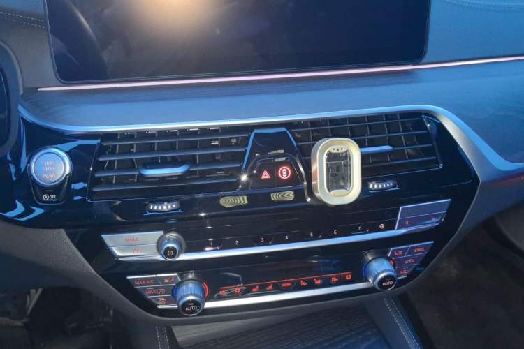 Used BMW 5 Series 2022 Revised Version 3 530Li Luxury Edition M Sport Package Audio And AC Panel