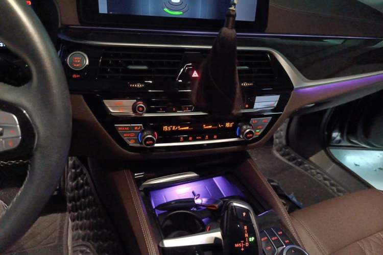 Used BMW 5 Series 2022 Restyled 525Li Luxury Package Audio And AC Panel