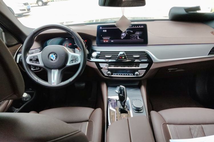 Used BMW 5 Series 2022 Second Facelift 530Li Luxury Version M Sport Package Center Console