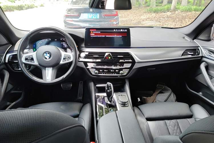 Used BMW 5 Series 2022 Second Facelift 530i Sport Line with M Sport Package Center Console