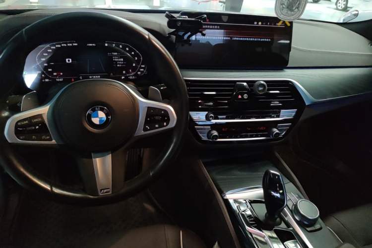 Used BMW 5 Series 2022 Second Facelift 530Li Leading Edition M Sport Package Center Console