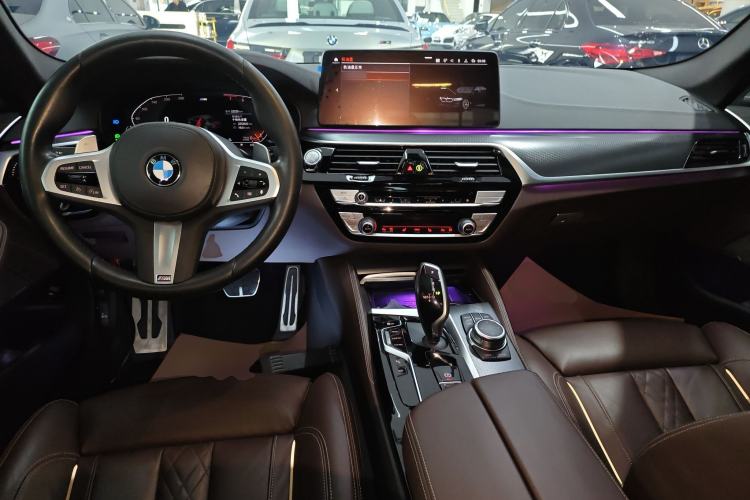 Used BMW 5 Series 2022 Restyled 540i Luxury Edition M Sport Package Center Console