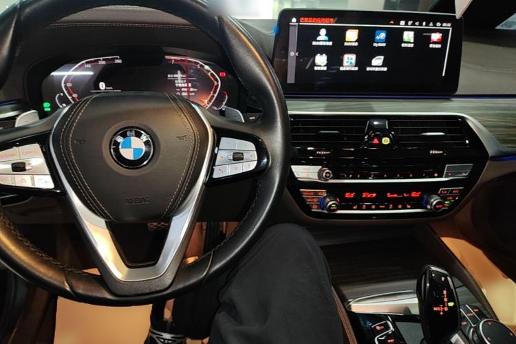 Used BMW 5 Series 2022 Second Facelift 530Li Leading Edition Luxury Package Center Console