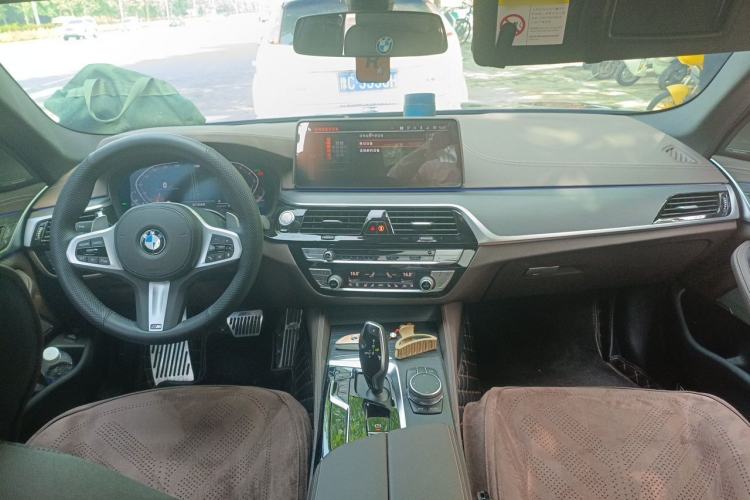 Used BMW 5 Series 2022 Second Facelift 530Li Luxury Version M Sport Package Center Console