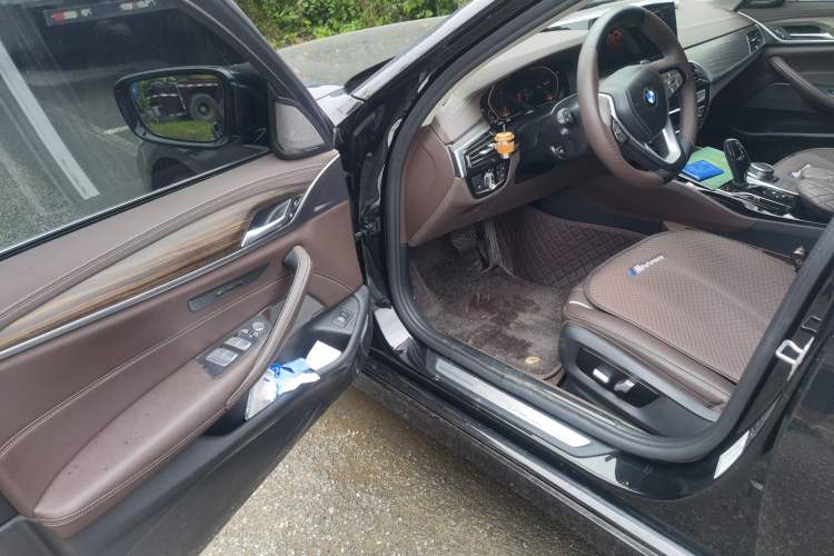 Used BMW 5 Series 2022 530Li xDrive Luxury Package Driver Seat