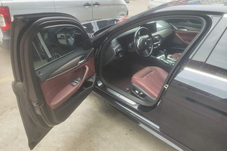 Used BMW 5 Series 2022 Restyled 530Li Leading Edition M Sport Package Driver Seat