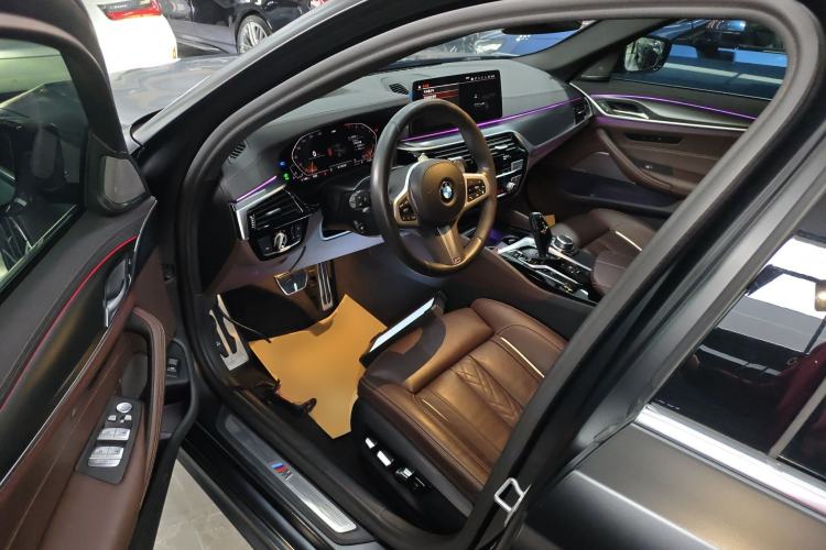 Used BMW 5 Series 2022 Restyled 540i Luxury Edition M Sport Package Driver Seat
