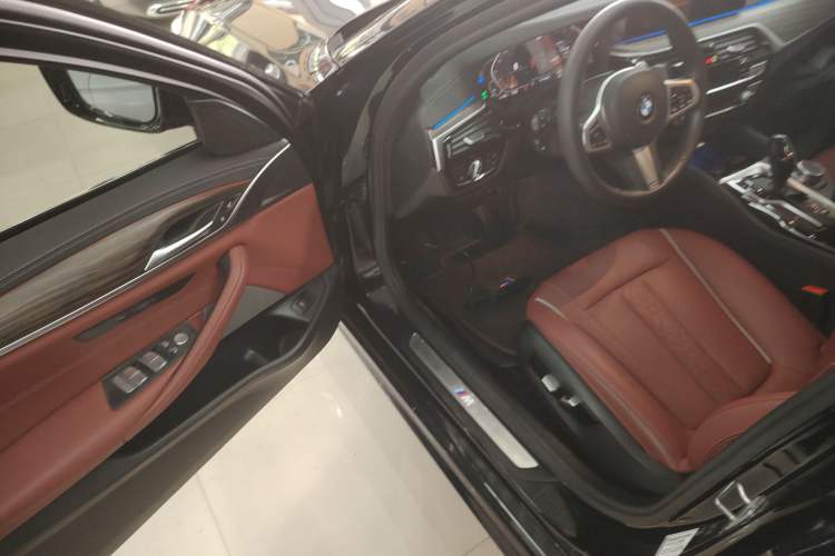 Used BMW 5 Series 2022 Restyled 530Li Leading Edition M Sport Package Driver Seat