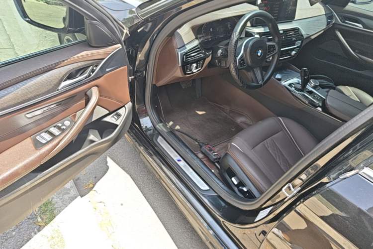 Used BMW 5 Series 2022 530Li Leading Model M Sport Package Driver Seat