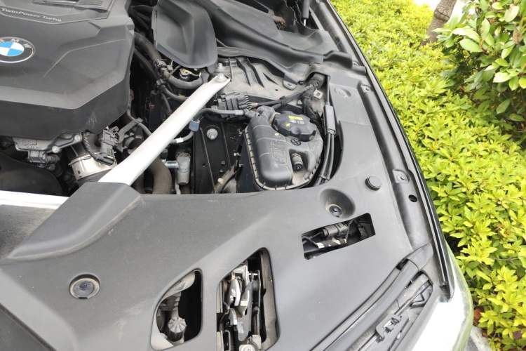Used BMW 5 Series 2022 525Li M Sport Package Engine Bay Left