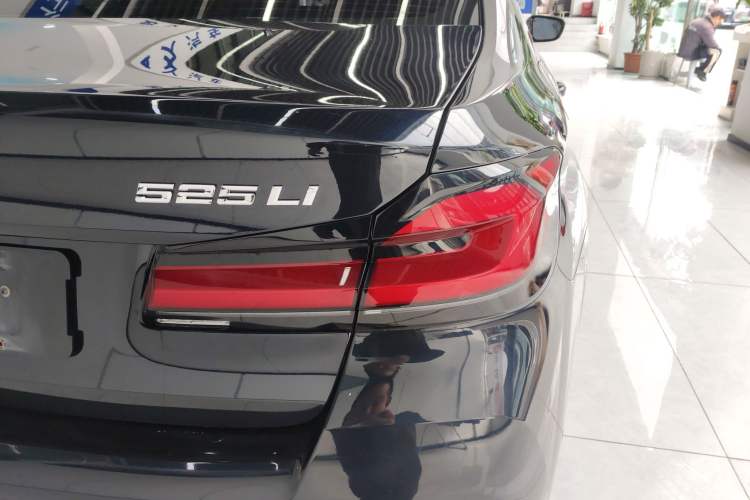 Used BMW 5 Series 2022 Restyled 525Li M Sport Package Exterior 3