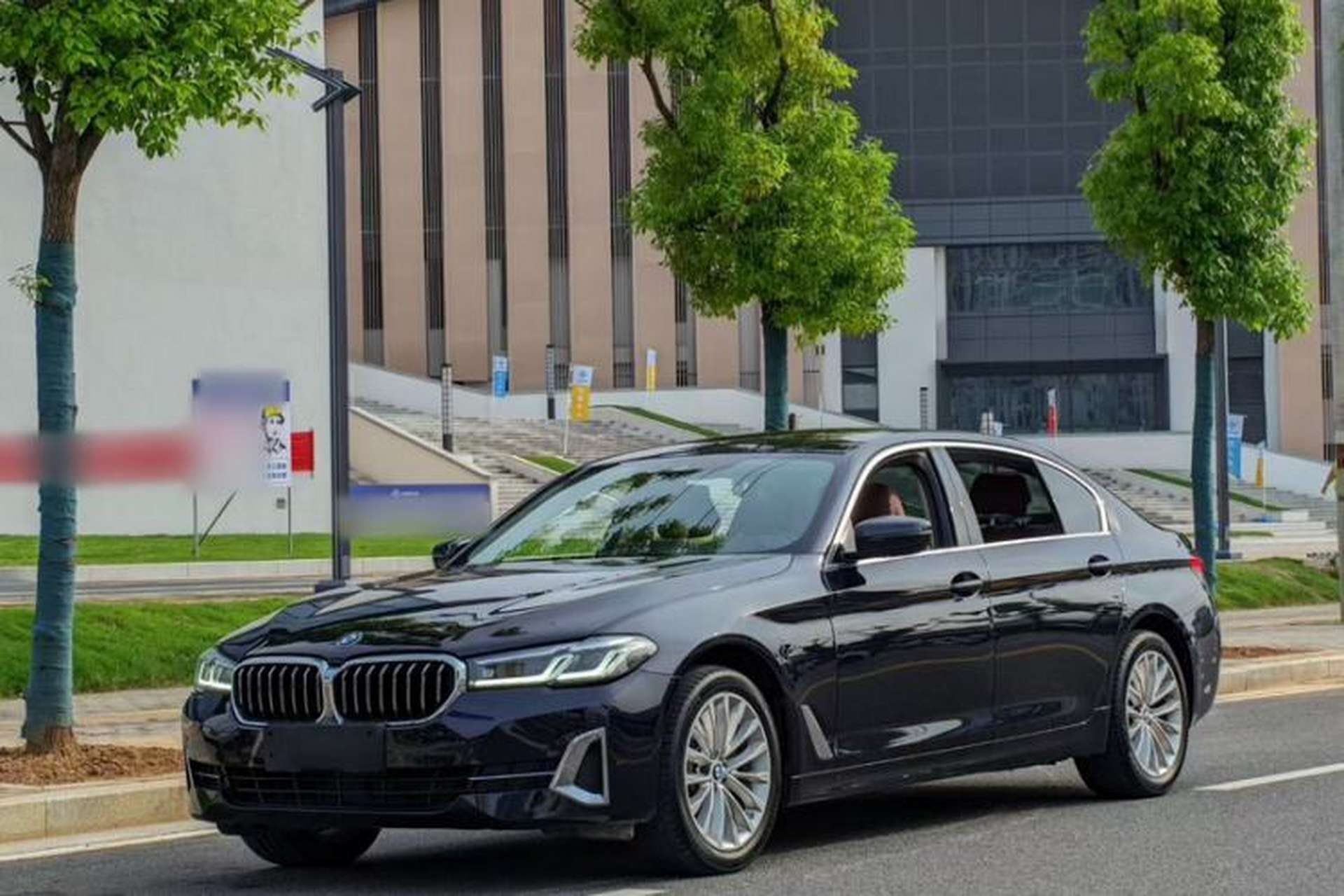 Used BMW 5 Series 2022 Second Facelift 525Li Luxury Package Front Left 45 Deg