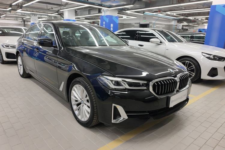 Used BMW 5 Series 2022 Second Facelift 525Li Luxury Package Front Right 45 Deg