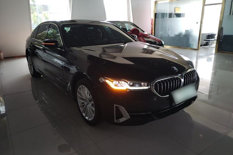 Used BMW 5 Series 2022 Second Facelift 525Li Luxury Package Front Right 45 Deg