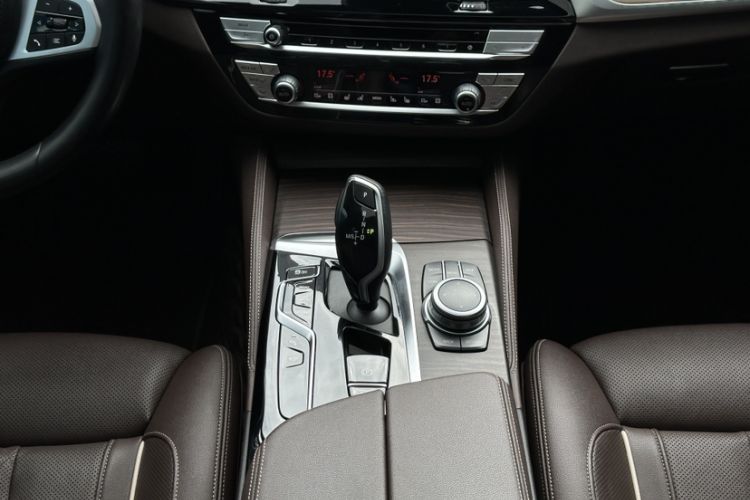 Used BMW 5 Series 2022 Second Facelift 530Li Luxury Version M Sport Package Gear Lever